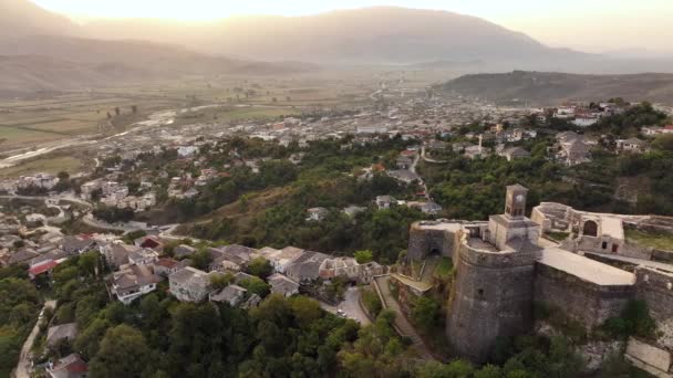 Castillo Gjirokaster Con Torre Del Reloj Casas Arquitectura Otomana Albania — Vídeo de stock