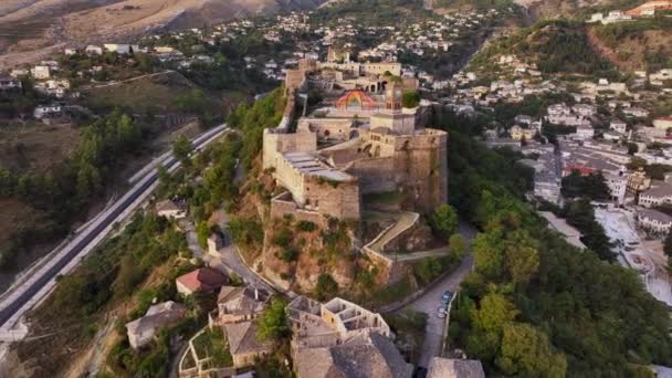 Burg Gjirokaster Mit Uhrturm Osmanische Architekturhäuser Albanien Unesco Weltkulturerbe Antike — Stockvideo