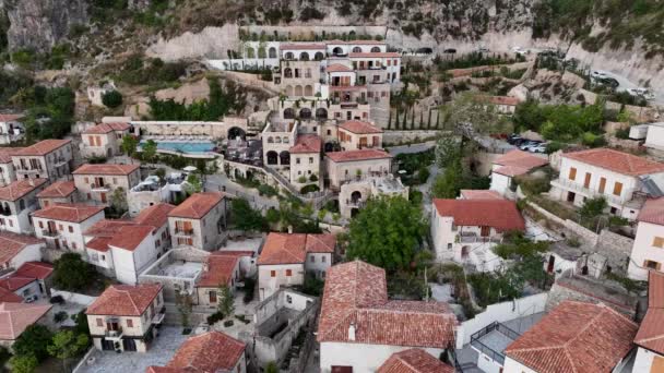 サンセットタイムのDhermi 美しいビレッジシービュー ストーンハウス アルバニアの山のビーチリゾートの空中撮影 高品質のドローンフッテージ — ストック動画