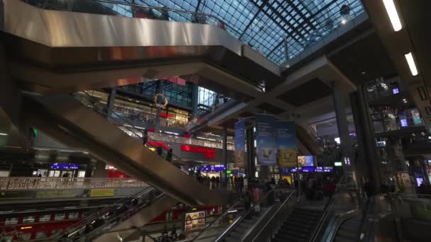 Berlín Alemania 2023 Interior Estación Central Berlín Con Escaleras Mecánicas — Vídeo de stock