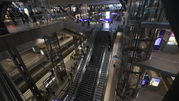Berlín Alemania 2023 Interior Estación Central Berlín Con Escaleras Mecánicas — Vídeo de stock