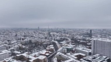 Berlin şehri, yukarıdan Almanya 'nın başkenti. Müze Adası, TV Kulesi ve Berlin Katedrali 'nin kış havası. Yüksek Kalite
