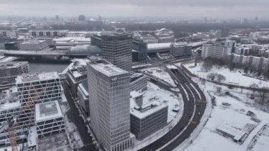 Berlin Merkez Tren İstasyonu Kış mevsiminde, yukarıdan. Almanya 'nın başkenti, Berlin Hauptbahnhof' un kış şehri. Yüksek Kalite
