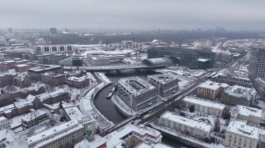 Berlin Merkez Tren İstasyonu Kış mevsiminde, yukarıdan. Almanya 'nın başkenti, Berlin Hauptbahnhof' un kış şehri. Yüksek Kalite