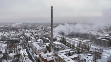 Berlin şehri, yukarıdan Almanya 'nın başkenti. Müze Adası, TV Kulesi ve Berlin Katedrali 'nin kış havası. Yüksek Kalite 4K Drone Görüntüsü