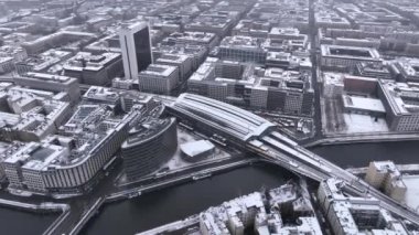 Berlin, Almanya 'nın başkenti. Berlin Bahnhof Friedrichstrasse Tren İstasyonu 'nun kış şehirleri. Yüksek Kalite 4K görüntü