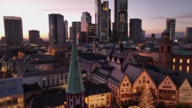 Akşam Romerberg Meydanı 'ndaki Noel Pazarı, Frankfurt am Main, Hesse, Almanya. Weihnachtsmarkt, Avrupa 'da hava aracı vuruldu. Yüksek kalite 4k görüntü