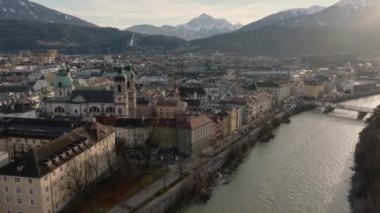 Yumuşak akşam ışığında Innsbruck, Avusturya 'daki Alpler Dağları ile çevrili güzel bir şehrin insansız hava aracı çekimi. Yüksek kalite 4k görüntü