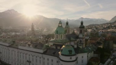 Yumuşak akşam ışığında Innsbruck, Avusturya 'daki Alpler Dağları ile çevrili güzel bir şehrin insansız hava aracı çekimi. Yüksek kalite 4k görüntü