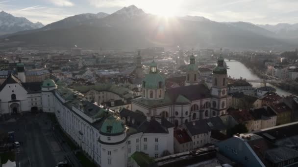 オーストリアのアルプス山脈に囲まれた美しいシティスカイラインの空中ドローンショット 高品質の4K映像 — ストック動画