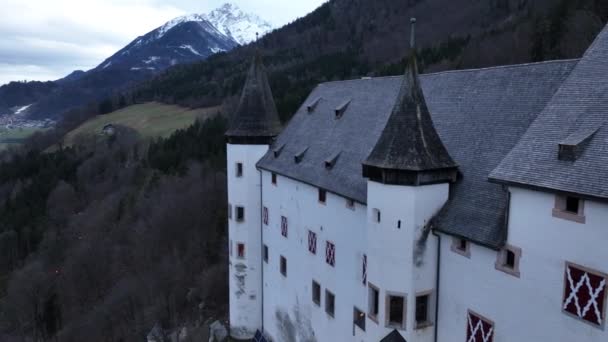 Tyrol Avusturya Daki Tratzberg Kalesi Kış Alacakaranlıklarında Hava Aracı Görüntüsü — Stok video