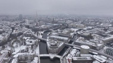 Karla kaplı müze adaları. Müze Adası, TV Kulesi ve Berlin Katedrali 'nin kış havası. Alman başkenti. Yüksek Kalite