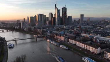 Frankfurt kışın gün batımında ana hava aracı görüntüsüyüm. Frankfurt 'taki Main River ve Business Downtown Ben Ana Almanya. Yüksek kalite 4k görüntü