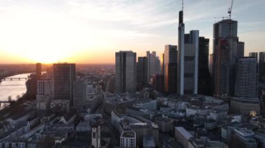 Frankfurt kışın gün batımında ana hava aracı görüntüsüyüm. Frankfurt 'taki Main River ve Business Downtown Ben Ana Almanya. Yüksek kalite 4k görüntü