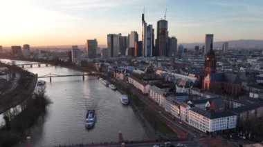 Frankfurt kışın gün batımında ana hava aracı görüntüsüyüm. Frankfurt 'taki Main River ve Business Downtown Ben Ana Almanya. Yüksek kalite 4k görüntü