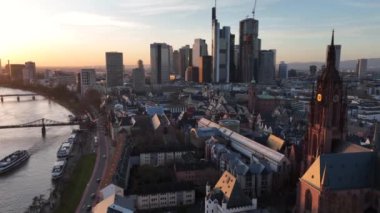 Frankfurt Katedrali tarihi şehir merkezi Hava Aracı Manzarası 'nda gün batımında arka planda gökdelenler, Winter. Yüksek kalite 4k görüntü