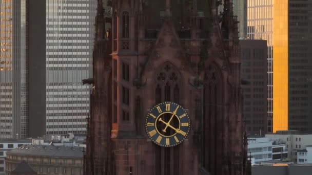 Katedra Frankfurcie Zabytkowym Centrum Miasta Aerial Drone Widok Skyscrappers Tle — Wideo stockowe