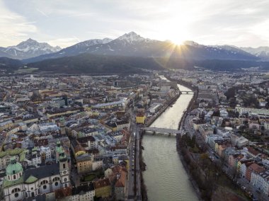 Yumuşak akşam ışığında Innsbruck, Avusturya 'daki Alpler Dağları ile çevrili güzel bir şehrin insansız hava aracı çekimi. Yüksek kalite 4k görüntü