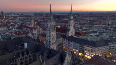 Münih Kış Akşamı Alacakaranlık Hava Aracı İHA videosu. Şehir merkezi kilise ve Marienplatz Meydanı, Muenchen, Almanya. Yüksek kalite 4k görüntü
