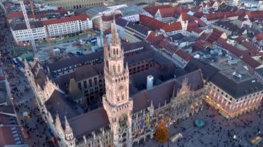 Münih Kış Akşamı Alacakaranlık Hava Aracı İHA videosu. Şehir merkezi kilise ve Marienplatz Meydanı, Muenchen, Almanya. Yüksek kalite 4k görüntü