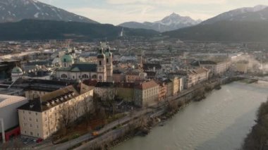 Yumuşak akşam ışığında Innsbruck, Avusturya 'daki Alpler Dağları ile çevrili güzel bir şehrin insansız hava aracı çekimi. Yüksek kalite 4k görüntü