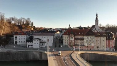 Bad Toelz, Bavyera Almanya 'daki ünlü eski Ttown' ın havadan görüntüsü. Bayern Bad Tolz kış gündoğumunda. Isar nehri dağları. Yüksek kalite 4k görüntü