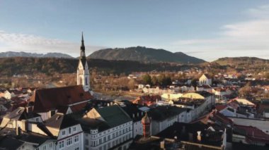 Bad Toelz, Bavyera Almanya 'daki ünlü eski Ttown' ın havadan görüntüsü. Bayern Bad Tolz kış gündoğumunda. Isar nehri dağları. Yüksek kalite 4k görüntü