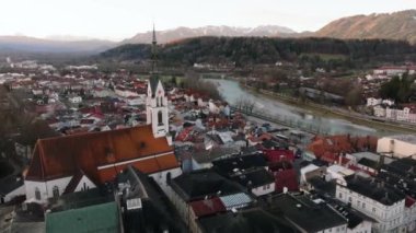 Bad Toelz, Bavyera Almanya 'daki ünlü eski Ttown' ın havadan görüntüsü. Bayern Bad Tolz kış gündoğumunda. Isar nehri dağları. Yüksek kalite 4k görüntü