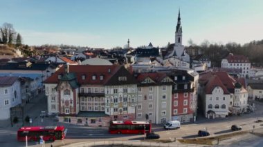 Bad Toelz, Bavyera Almanya 'daki ünlü eski Ttown' ın havadan görüntüsü. Bayern Bad Tolz kış gündoğumunda. Isar nehri dağları. Yüksek kalite 4k görüntü