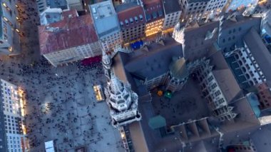 Münih Kış Akşamı Alacakaranlık Hava Aracı İHA videosu. Şehir merkezi kilise ve Marienplatz Meydanı, Muenchen, Almanya. Yüksek kalite 4k görüntü