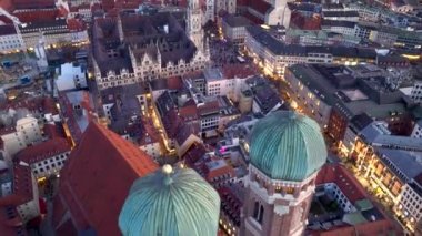 Münih Kış Akşamı Alacakaranlık Hava Aracı İHA videosu. Şehir merkezi kilise ve Marienplatz Meydanı, Muenchen, Almanya. Yüksek kalite 4k görüntü