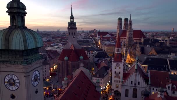 Munich Winter Noite Crepúsculo Aéreo Skyline Vídeo Drone Centro Cidade — Vídeo de Stock