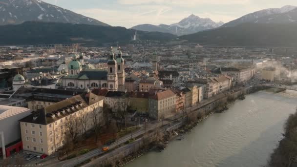 Yumuşak Akşam Işığında Innsbruck Avusturya Daki Alpler Dağları Ile Çevrili — Stok video