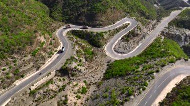 Pakistan, Khyber Pakhtunkhwa, Punjab 'daki dağların arasından geçen bir otoyol manzarası. Yüksek kalite 4k görüntü