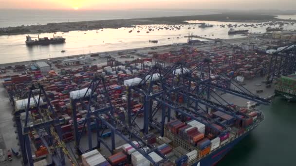 日没時のカラチ港 Kptカラチ空中ドローンショットでドックされた貨物船 高品質の4K映像 — ストック動画