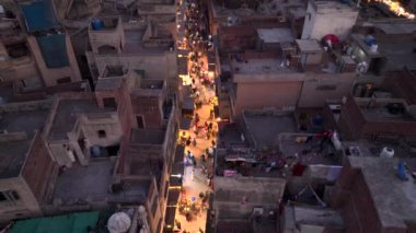Lahor 'un Duvarlı Şehri. Delhi Kapısı yakınlarındaki Akşam Pazarı, Hava Drone Atışı. Lahore, Punjab, Pakistan. Yüksek kalite 4k görüntü