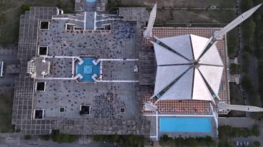 Alacakaranlık namazında İslamabad 'daki Faisal Camii Iftari, Ramazan, Aerial yemek için Pakistan' ın en büyük camisinde toplandı. Yüksek kalite 4k görüntü