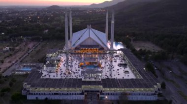 Alacakaranlık namazında İslamabad 'daki Faisal Camii Iftari, Ramazan, Aerial yemek için Pakistan' ın en büyük camisinde toplandı. Yüksek kalite 4k görüntü