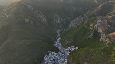 Dik Yeşil Dağlarla çevrili Saidpur Köyü 'nün Hava Aracı Akşam Çekimi. İslamabad Pakistan. Yüksek kalite 4k görüntü