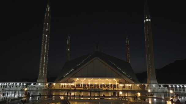 夜のイスラマバードのファイサル マスジド パキスタン最大のモスクが照らされています ドローンショット エアリアル 高品質の4K映像 — ストック動画