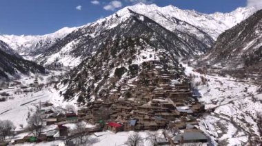 Kuzey Pakistan 'da Bamburet Vadisi' nde kış zamanı Kalasha Köyü manzarası. Himalayalar 'ın Hindukush Muntains' ı. Yüksek kalite 4k görüntü