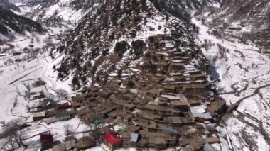 Kuzey Pakistan 'da Bamburet Vadisi' nde kış zamanı Kalasha Köyü manzarası. Himalayalar 'ın Hindukush Muntains' ı. Yüksek kalite 4k görüntü