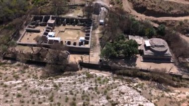 Eski Budist manastırı Jaulian 'dan antik bir gri taş duvar ve dünyanın en eski üniversitelerinden biri, Taxila, Punjab, Pakistan, Asya' da yer alıyor. Yüksek kalite 4k görüntü