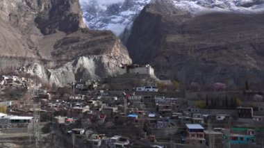 Karimabad 'daki Baltit Kalesi, Hunza Vadisi, Gilgit Baltistan, kuzey Pakistan. İlkbahar zamanı hava aracı atışı. Yüksek kalite 4k görüntü