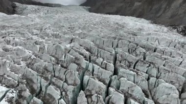 Passu Buzulu 'nun, Hunza Vadisi' nin, Himalayalar 'ın, Pakistan' ın hava manzarası. Bulutlu havada muhteşem bir buzul. Yüksek kalite 4k görüntü