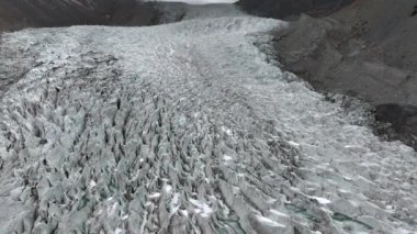 Passu Buzulu 'nun, Hunza Vadisi' nin, Himalayalar 'ın, Pakistan' ın hava manzarası. Bulutlu havada muhteşem bir buzul. Yüksek kalite 4k görüntü
