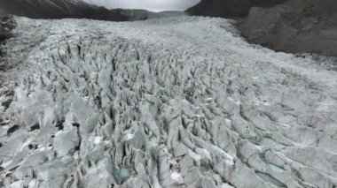 Passu Buzulu 'nun, Hunza Vadisi' nin, Himalayalar 'ın, Pakistan' ın hava manzarası. Bulutlu havada muhteşem bir buzul. Yüksek kalite 4k görüntü