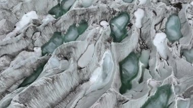 Passu Buzulu 'nun, Hunza Vadisi' nin, Himalayalar 'ın, Pakistan' ın hava manzarası. Bulutlu havada muhteşem bir buzul. Yüksek kalite 4k görüntü