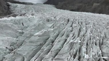 Passu Buzulu 'nun, Hunza Vadisi' nin, Himalayalar 'ın, Pakistan' ın hava manzarası. Bulutlu havada muhteşem bir buzul. Yüksek kalite 4k görüntü