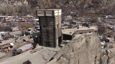 Karimabad 'daki Antik Altit Kalesi, Gilgit Baltistan' daki Hunza Vadisi, Pakistan - hava aracı atışı. Yüksek kalite 4k görüntü